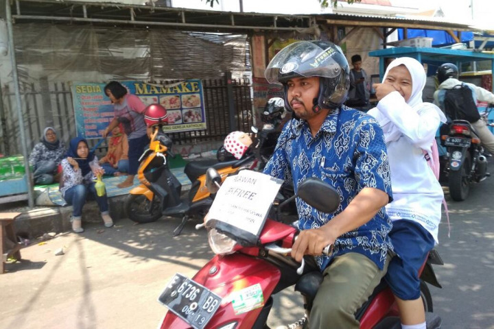 Komunitas Ini Sediakan Ojek Gratis saat Angkot Mogok