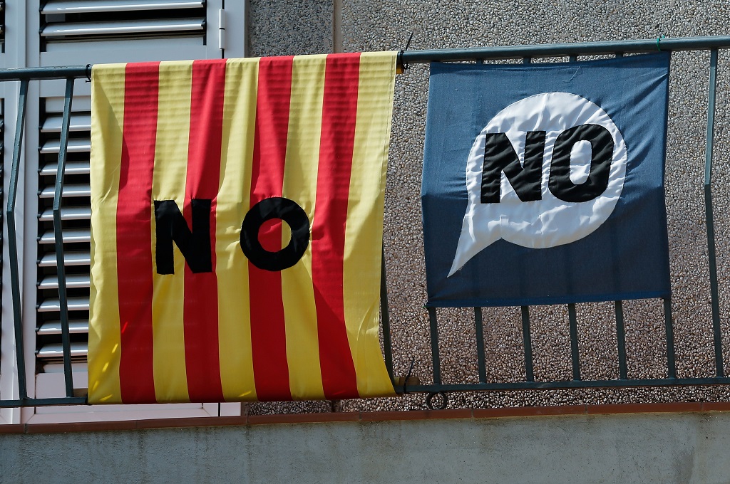 Bendera Catalonia dan spanduk bertuliskan No dipasang di La Canonja, Tarragona, menjelang referendum  pada 1 Oktober mendatang. (Foto: PAU BARRENA)