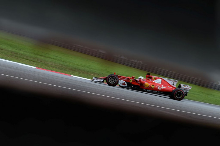 Sebastian Vettel Tercepat, Duo Mercedes Tergelincir