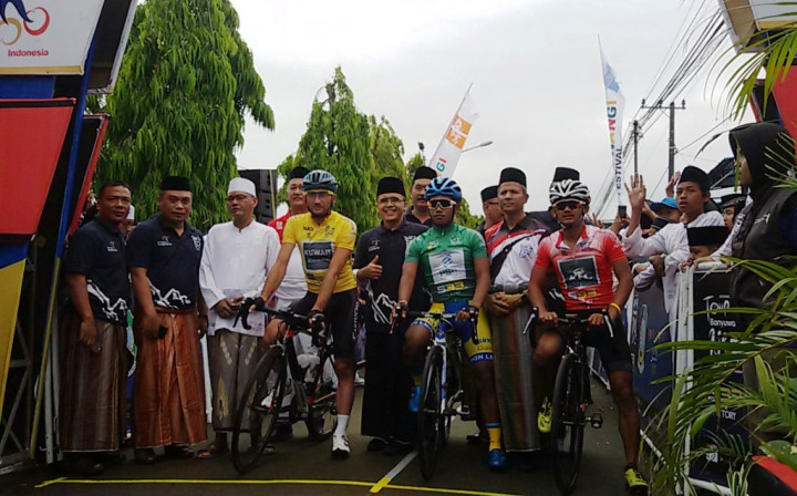 Start dari Pesantren, Pembalap Tour de Banyuwangi-Ijen Pakai Sarung