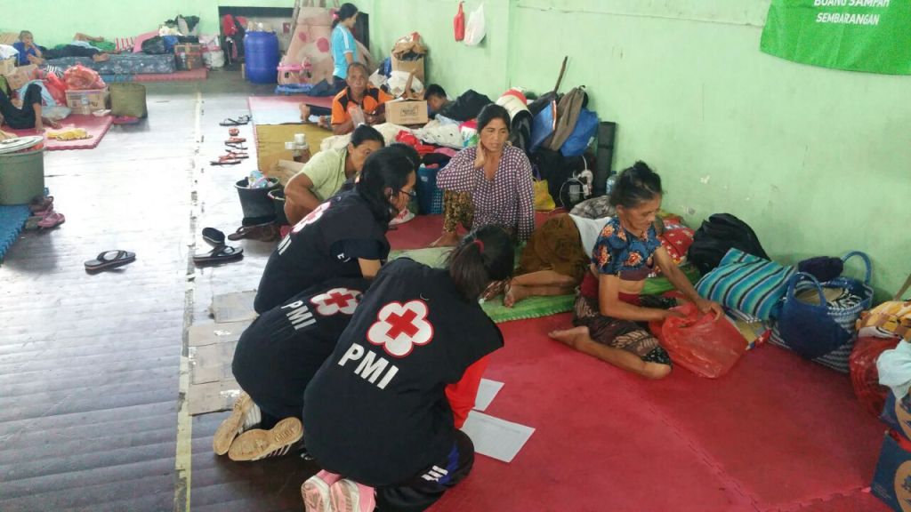 Petugas mendata sejumlah pengungsi di GOR Swecapura, Klungkung, Bali, Sabtu 30 September 2017. Foto: Metrotvnews.com/Arga