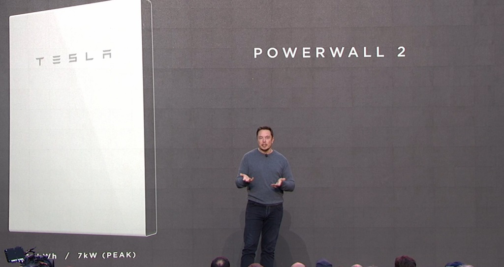 Elon Musk saat memperkenalkan teknologi dari Tesla Powerwall