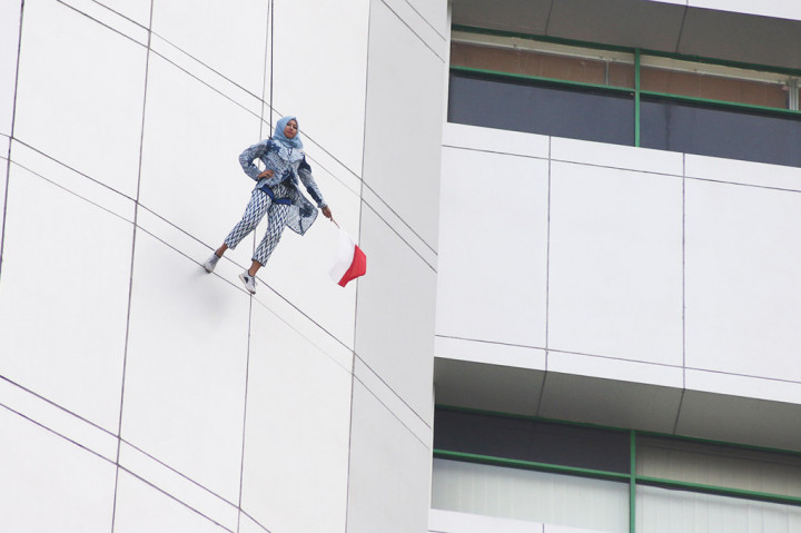 Aksi Vertical Catwalk Peringati Hari Batik Nasional