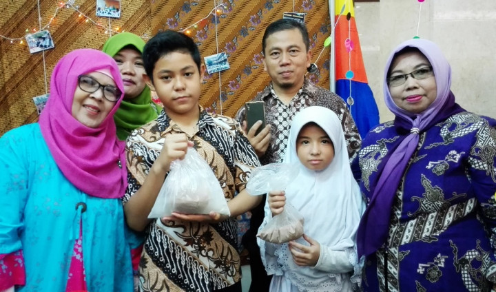 Murid SD Pamerkan Cara Membuat Es Krim Tanpa Mesin