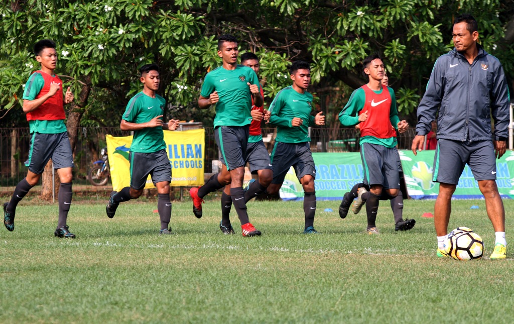 Latihan perdana Timnas U-19 di Bekasi, Jumat (29/9) (ANTARA FOTO/Risky Andrianto)