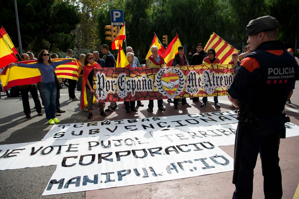 Para pendukung referendum Catalunya dijaga ketat polisi. (Foto: AFP)