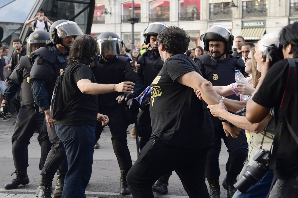 Sejumlah pendukung pro referendum Catalonia bentrok dengan kepolisian nasional Spanyol di lapangan Puerta del Sol, 1 Oktober 2017. (Foto: AFP/JAVIER SORIANO)