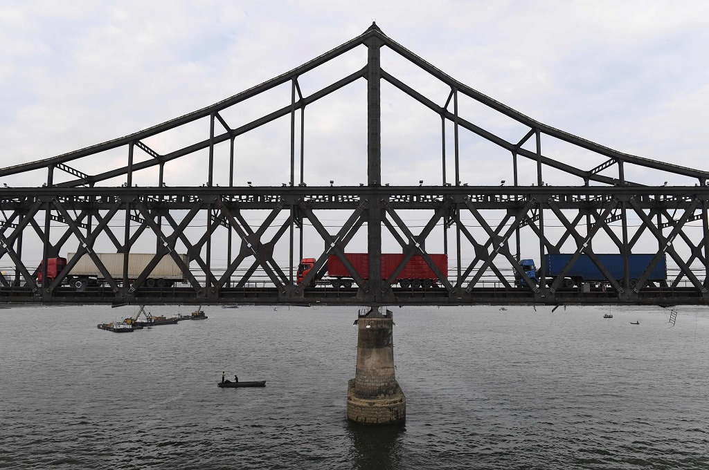 Jembatan yang menghubungkan Korut dengan kota Dandong, Tiongkok. (Foto: AFP/GREG BAKER)