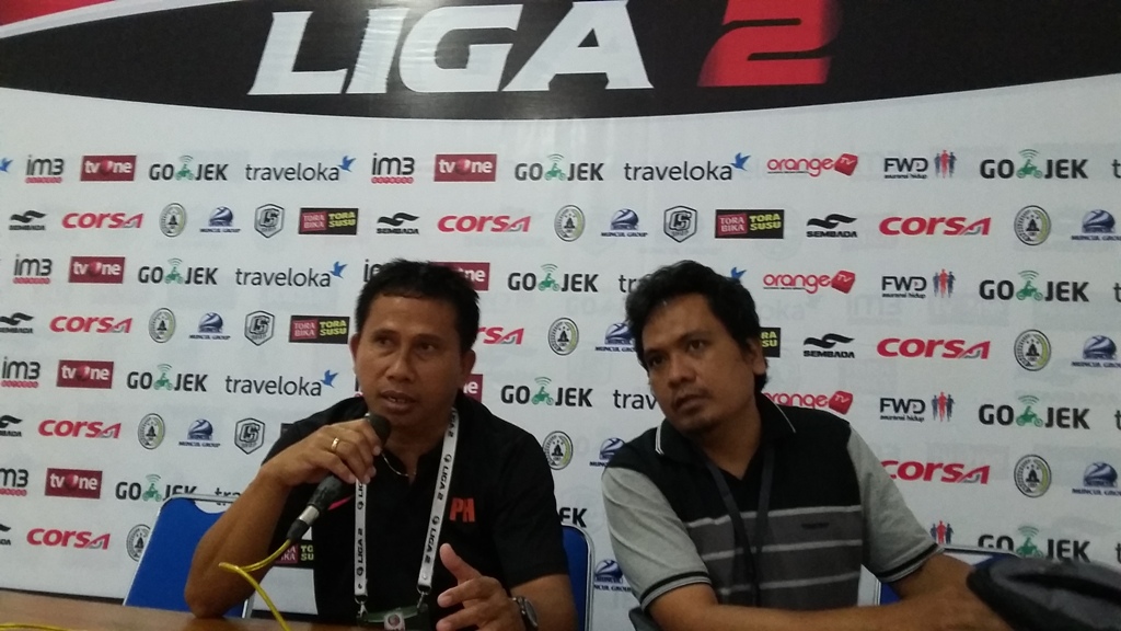 Pelatih PSPS Riau, Philep Hansen Maramis (kiri). (MTVN/Ahmad Mustaqim)