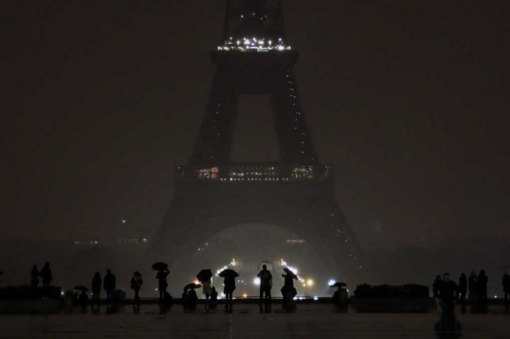 Berkabung, Lampu Menara Eiffel Dimatikan