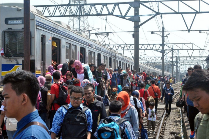Penumpang KRL Menumpuk di Stasiun Duri