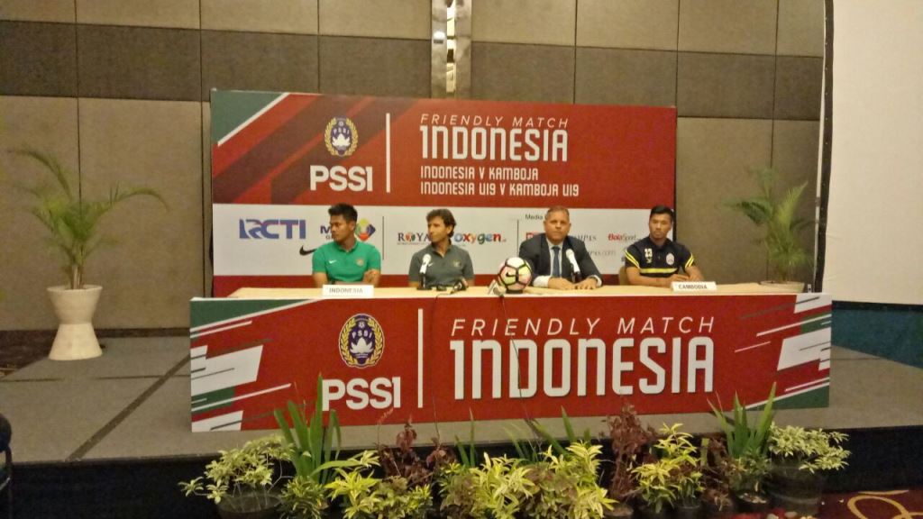 Luis Milla (kedua dari kiri) saat jumpa pers jelang melawan Kamboja. (Foto: MTVN/ Krisna Octavianus)