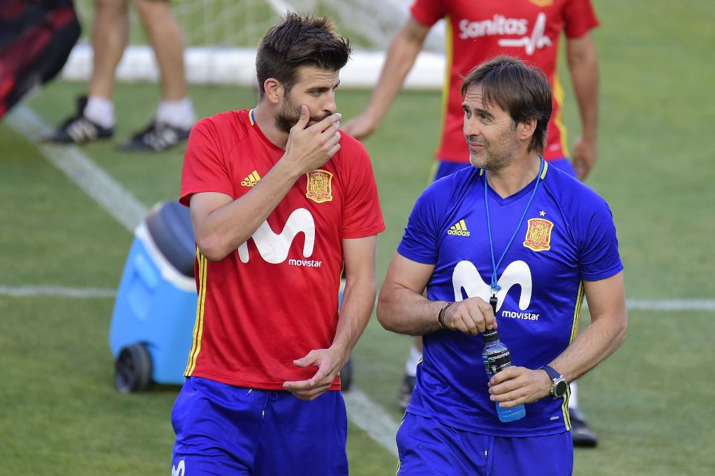 Pelatih timnas Spanyol Julen Lopetegui sedang berbincang dengan Gerard Pique. (AFP PHOTO / JOSE JORDAN)