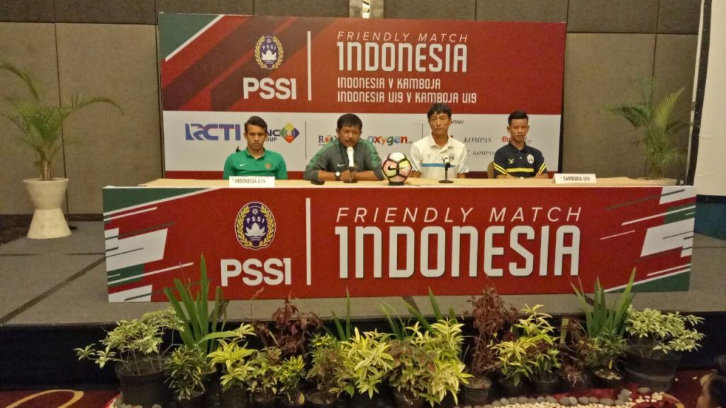 Pelatih Kamboja, Kazuonori Inoue (kedua dari kanan). (Foto: MTVN/ Krisna Octavianus)