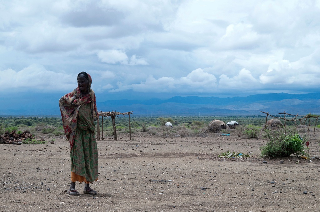 Seorang wanita berjalan di tengah musim kering di Somali, Ethiopia, 16 April 2016. (Foto: AFP/VINCENT DEFAIT)