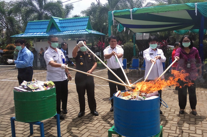 Ribuan Makanan dan Obat-obatan Ilegal Dimusnahkan di Pontianak