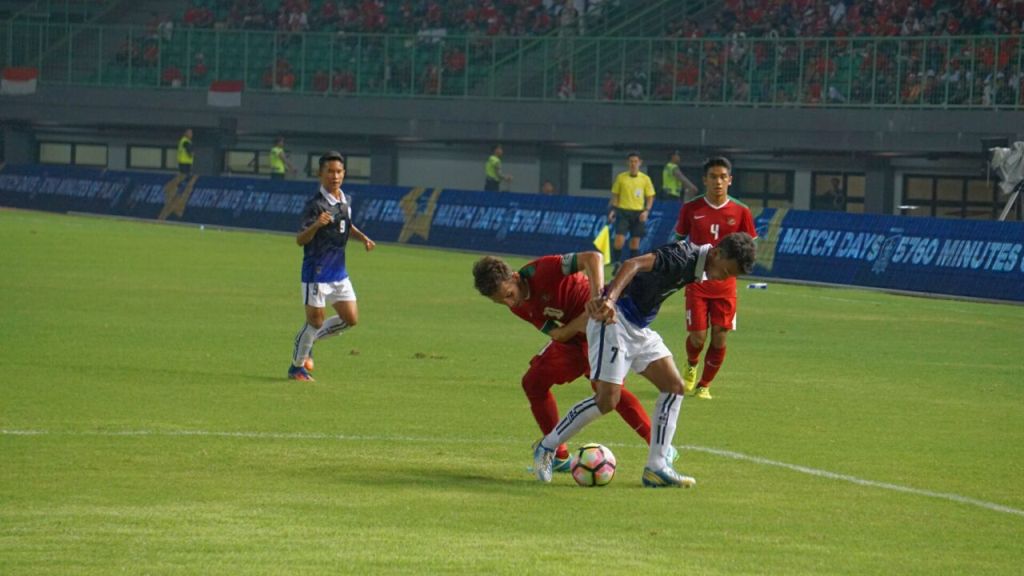 Winger Indonesia U-19 Egy Maulana Vikri (kiri) berebut bola dengan salah satu pemain Kamboja U-19 (Foto: MTVN/Kautsar Halim)