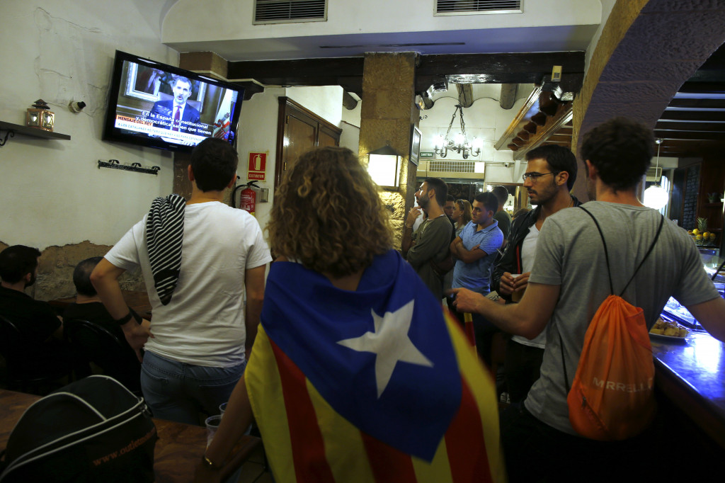 Warga Catalonia mencemooh pidato Raja Felipe VI di televisi. (Foto: AFP)