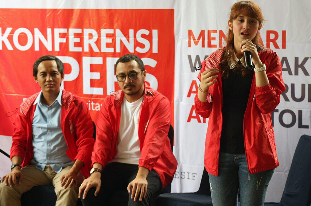 Tsamara Amany (kanan), politikus muda dari Partai Solidaritas Indonesia (PSI) -- MTVN/Roni Kurniawan