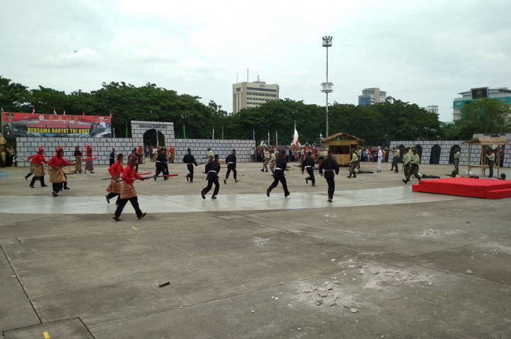 Teaterikal Kolosal Meriahkan Peringatan HUT TNI di Makassar