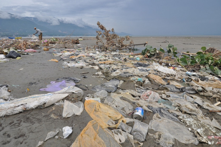 Perusahaan Pembuang Sampah di Laut Harus Ditindak Tegas