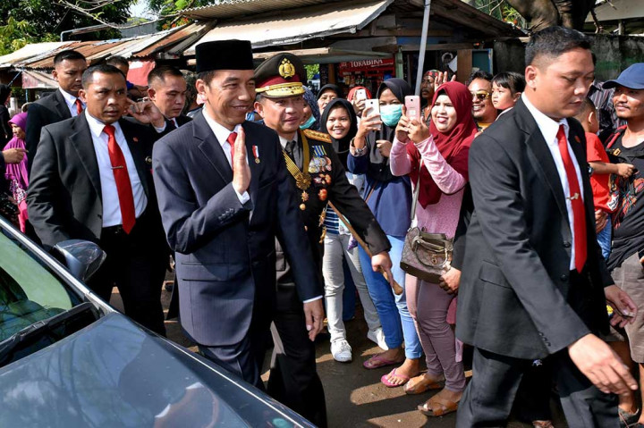 Macet Parah, Jokowi Jalan Kaki Menuju Lokasi HUT TNI