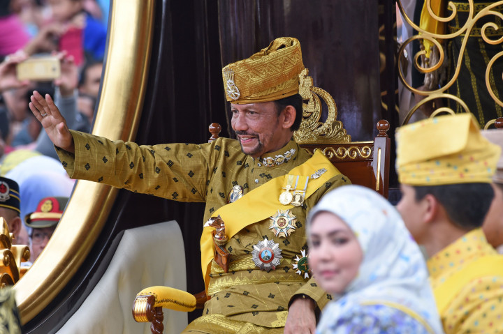 Bertabur Emas, Sultan Brunei Peringati 50 Tahun Pemerintahan