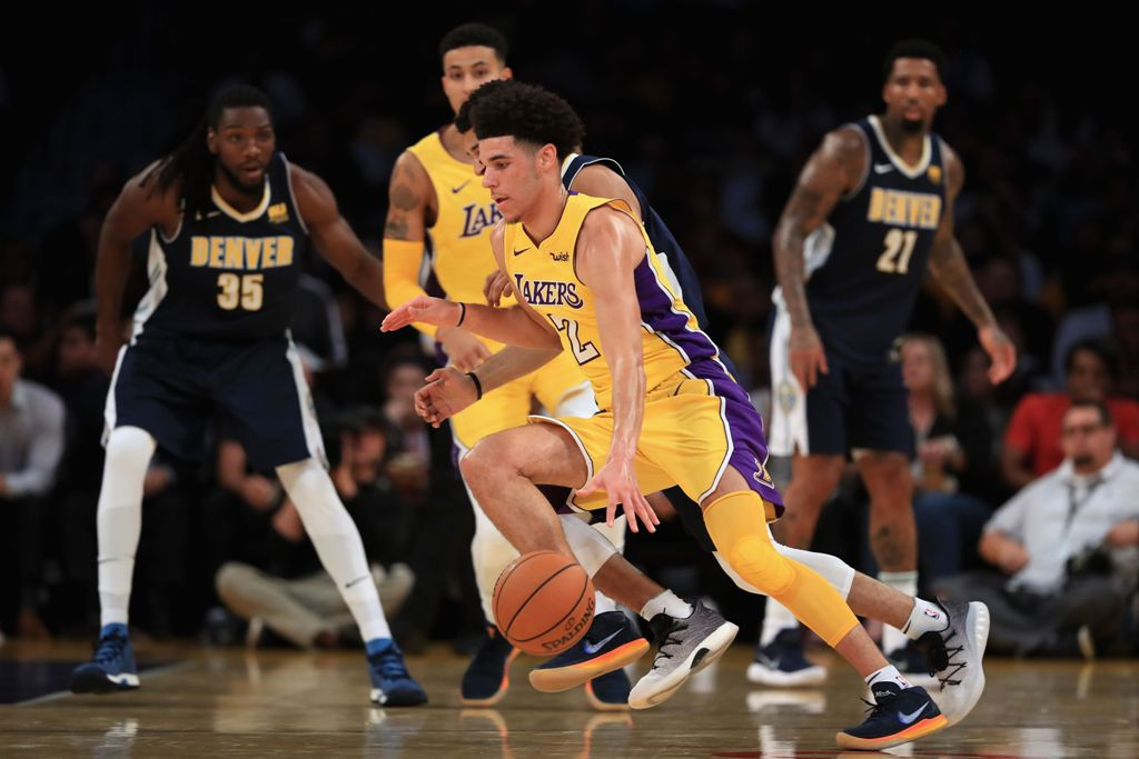 Pertandingan Los Angeles Lakers melawan Denver Nuggets (Sean M. Haffey/Getty Images/AFP)