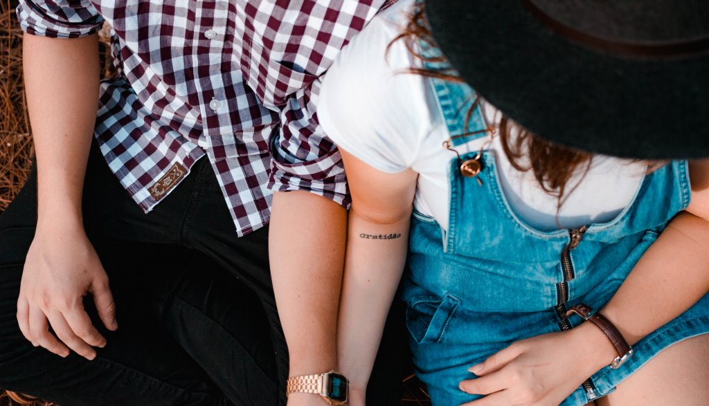 Jika seseorang sering berkedip, bisa jadi itu adalah indikasi munculnya ketertarikan. Namun, bila seseorang menghindari kontak mata, kemungkinan itu adalah pertanda tak nyaman. (Foto: Camila Cordeiro/Unsplash.com)