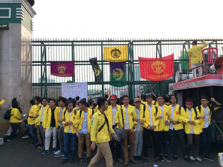 Mahasiswa UI Menggugat Pansus Angket di Muka Gedung DPR