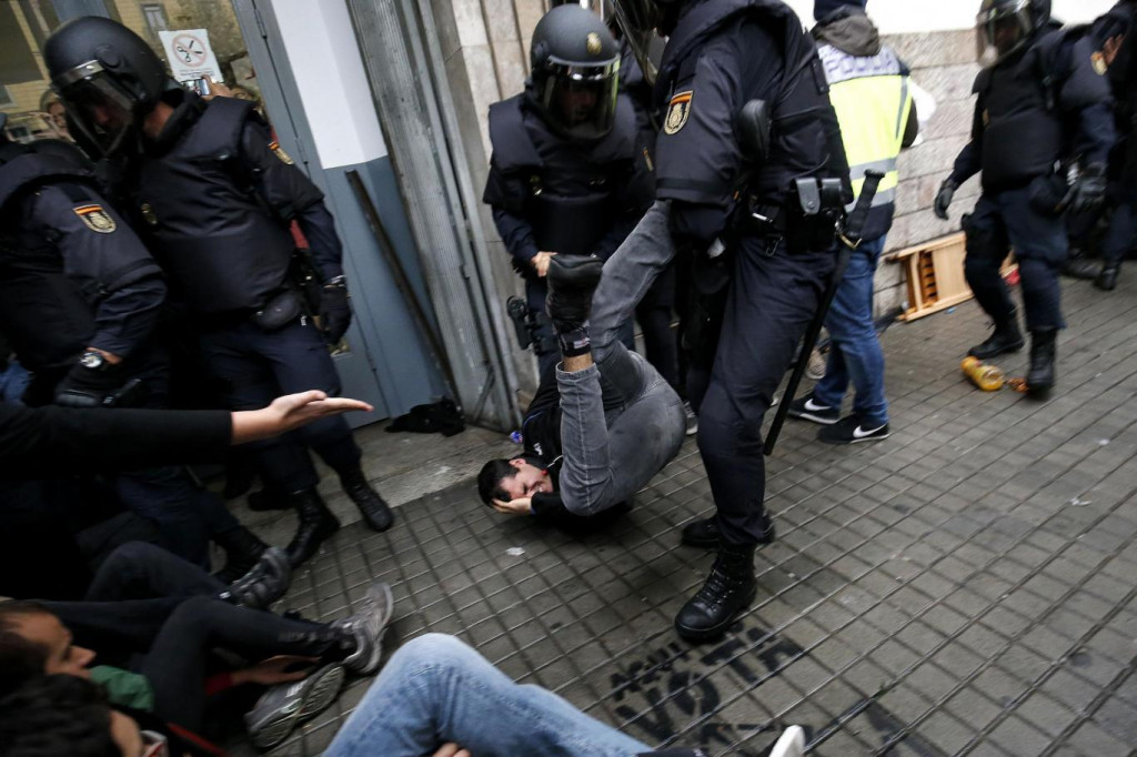 Kerusuhan yang terjadi di Barcelona. (Foto: Independent)