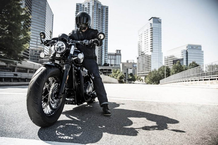 Triumph New Bonneville Bobber Black, <i>Gambot</i> Misterius
