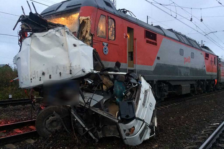 16 Tewas akibat Kereta Api Tabrak Bus di Rusia