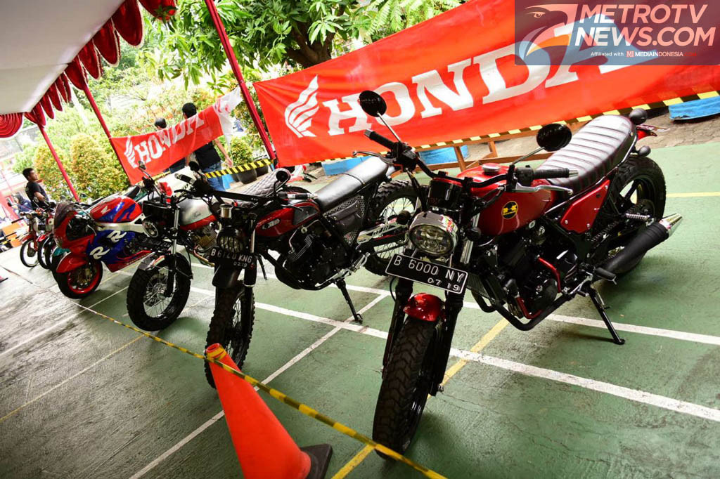 Puluhan motor peserta kontes memeriahkan gelaran tahunan SMA Al Azhar 4 Kemang Pratama. MTVN/ A. Harry Budiawan