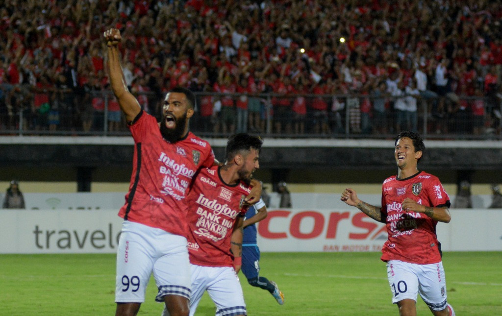 Gelandang Bali United Stefano Lilipaly (tengah) merayakan golnya bersama rekan setimnya saat menghadapi Arema (Foto: Antara/Wira Suryantala)