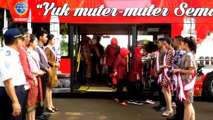 Bus Pariwisata Kota Semarang di Pantai Cahaya