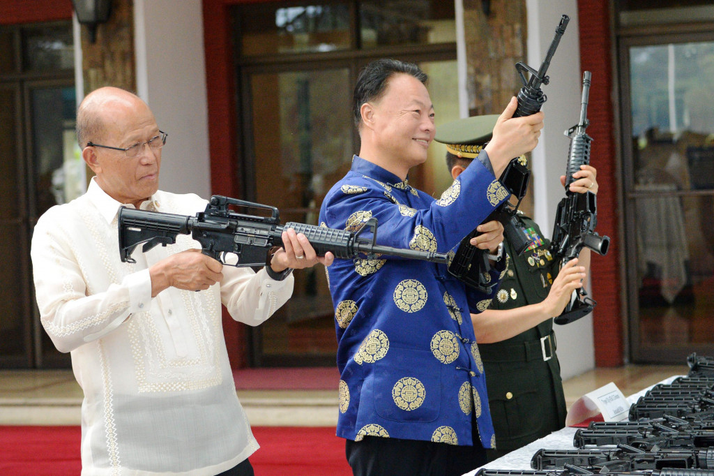 China on October 5 turned over 3,000 assault rifles, ammunition and light scopes worth 3.2 million USD to the Philippine military for use in fighting terrorism. (Photo:AFP/Teed Aljibe)