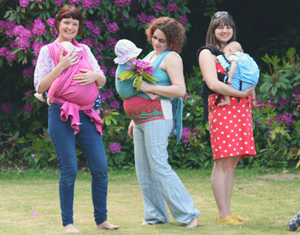 Beragam Manfaat Menggendong Anak