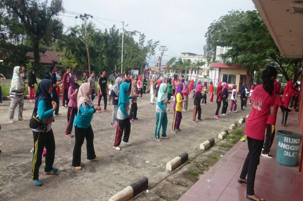 Sejumlah warga Kota Pontianak berlatih tarian japin untuk menyemarakkan HUT Kota Pontianak, MTVN - Agung Wiidura