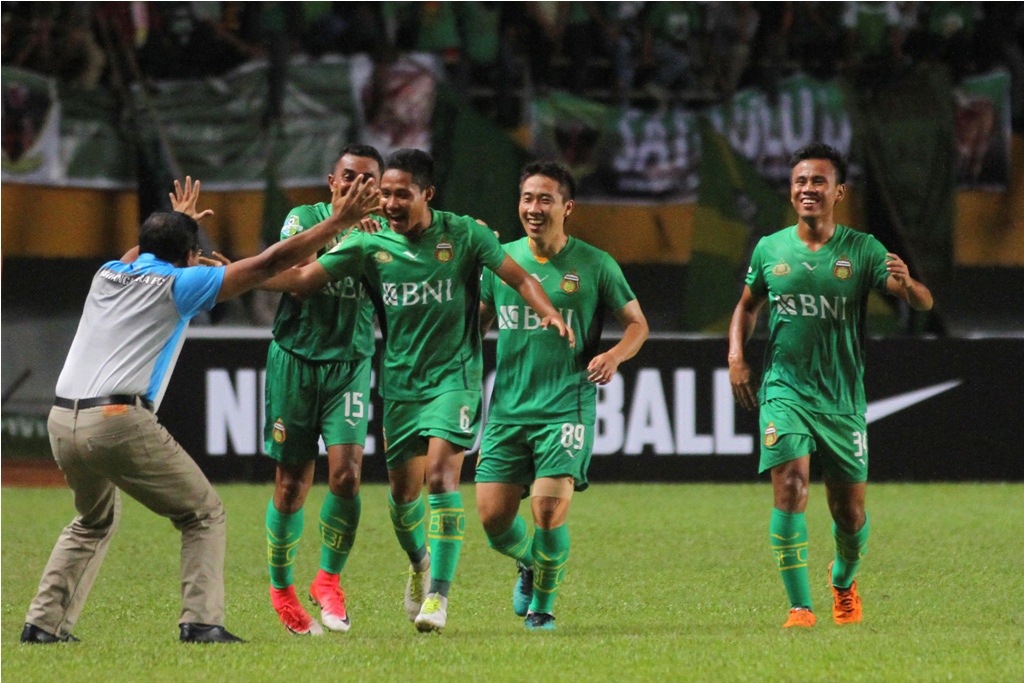 Evan Dimas Darmono (kedua dari kiri) (ANTARA FOTO/Nova Wahyudi)