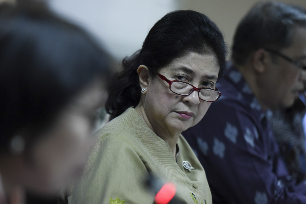 Menteri Kesehatan Nila F Moeloek (tengah) mengikuti rapat kerja dengan Komite III DPD di Kompleks Parlemen, Senayan, Jakarta, Senin (18/9). ANTARA FOTO/Hafidz Mubarak A.