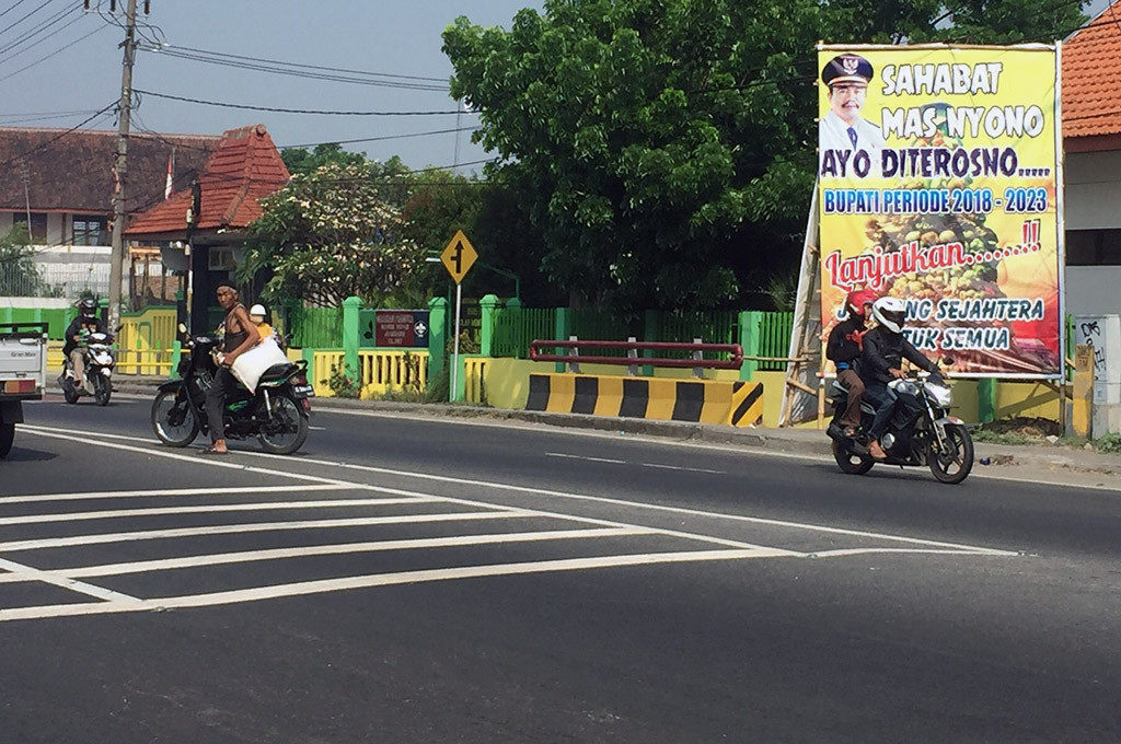 Salah satu baliho bergambar Bupati Jombang Nyono Suharli Wihandoko yang terpasang di Kecamatan Mojoagung, Jombang, Jawa Timur -- MTVN/Nurul Hidayat