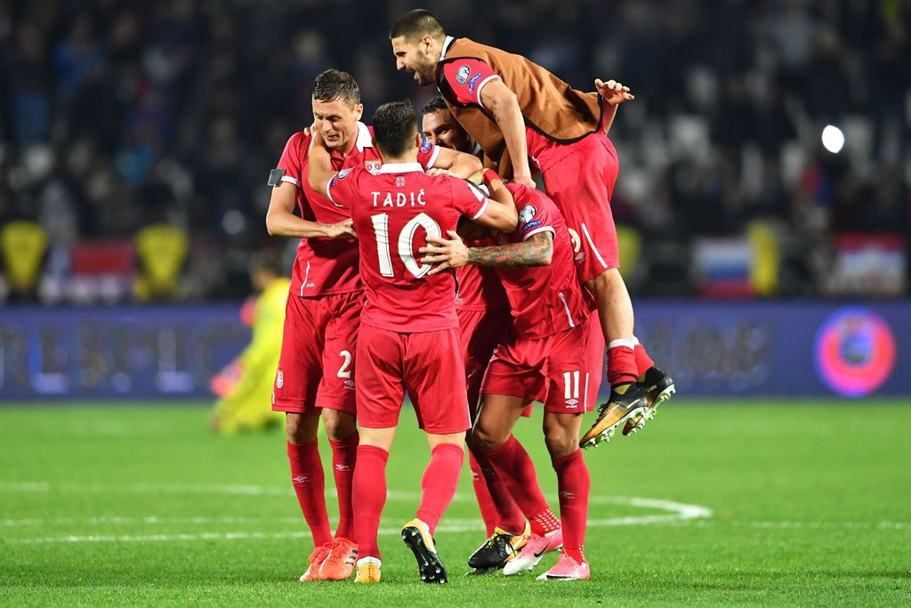 Pemain timnas Serbia merayakan keberhasilan lolos ke Piala Dunia 2018. (Foto: AFP/Andrej Isakovic) 