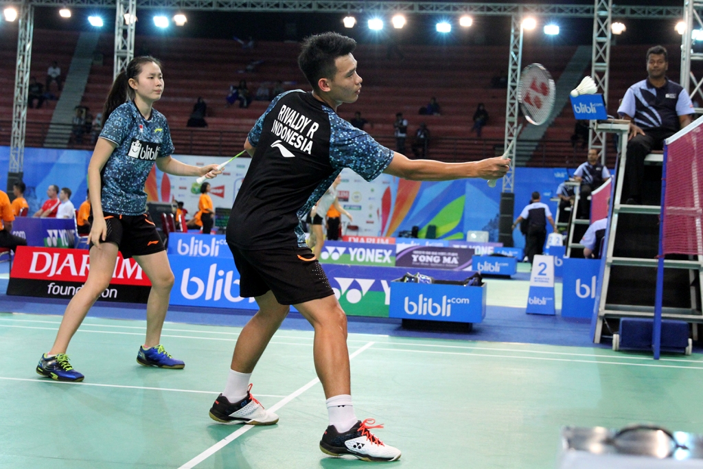 Rinov Rivaldi/Angelica Wiratama menang atas Kherlen Darkhanbaatar/Temuulen Gombododorj dengan straight game 21-3 dan 21-10. (Foto: PBSI)