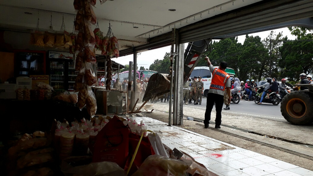Jalur Puncak-Cianjur. Foto: MI/Dede Susianti