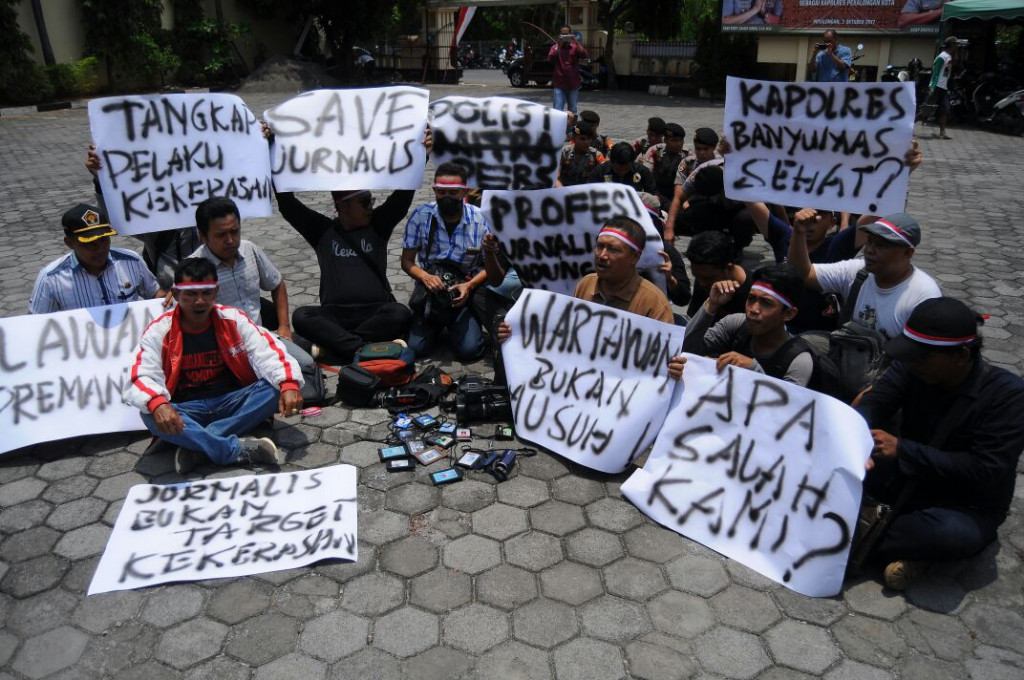 Sejumlah wartawan di Pekalongan, Jawa Tengah, melakukan aksi unjuk rasa mengutuk kekerasan terhadap pers yang terjadi di Banyumas. (Metrotvnews.com/Kuntoro Tayubi)