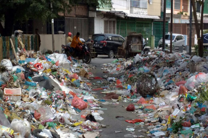 Bau tak Sedap Sampah Hantui Warga Kota Medan