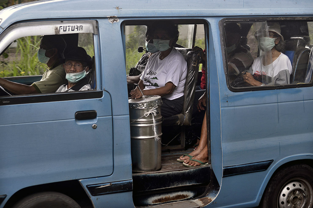 Angkutan umum di Desa Noongan, Minahasa, Sulawesi Utara -- ANT/Adwit B Pramono