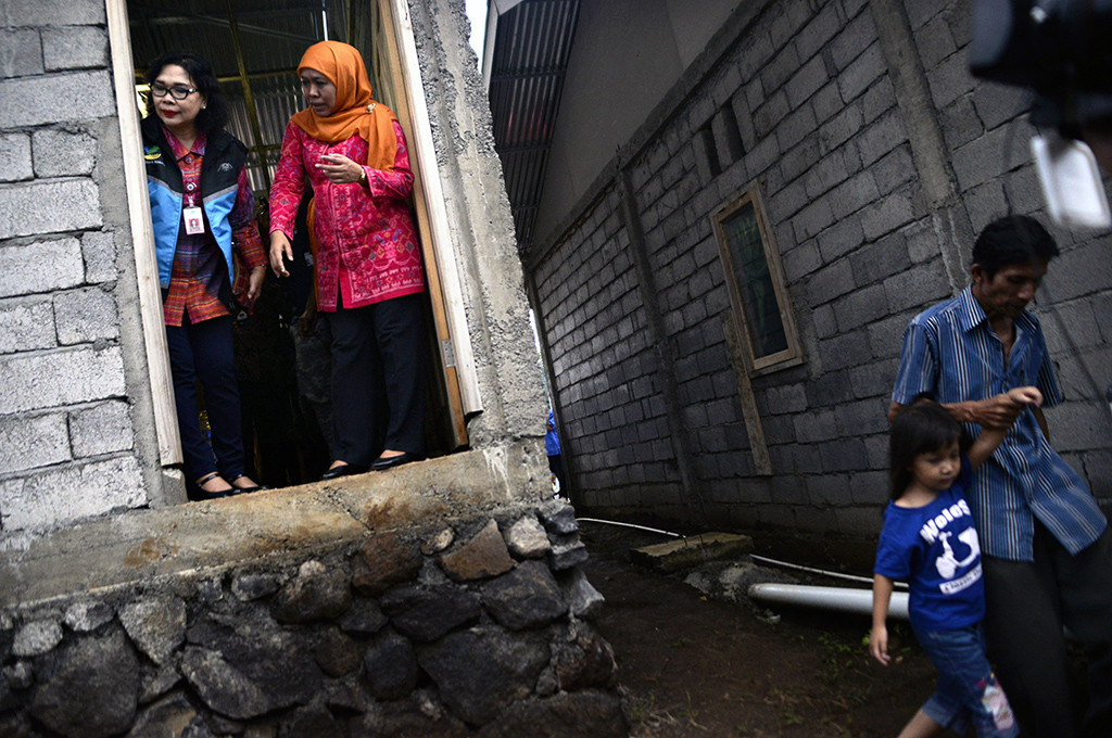 Menteri Sosial Khofifah Indar Parawansa saat meninjau lokasi pembangunan hunian tetap di Kelurahan Pandu, Manado, Sulawesi Utara -- ANT/Adwit B Pramono