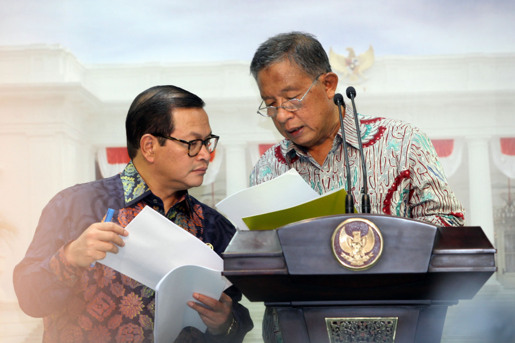 Menko Perekonomian Darmin Nasution (kanan) berdiskusi dengan Sekretaris Kabinet Pramono Anung. Foto: MI/Panca